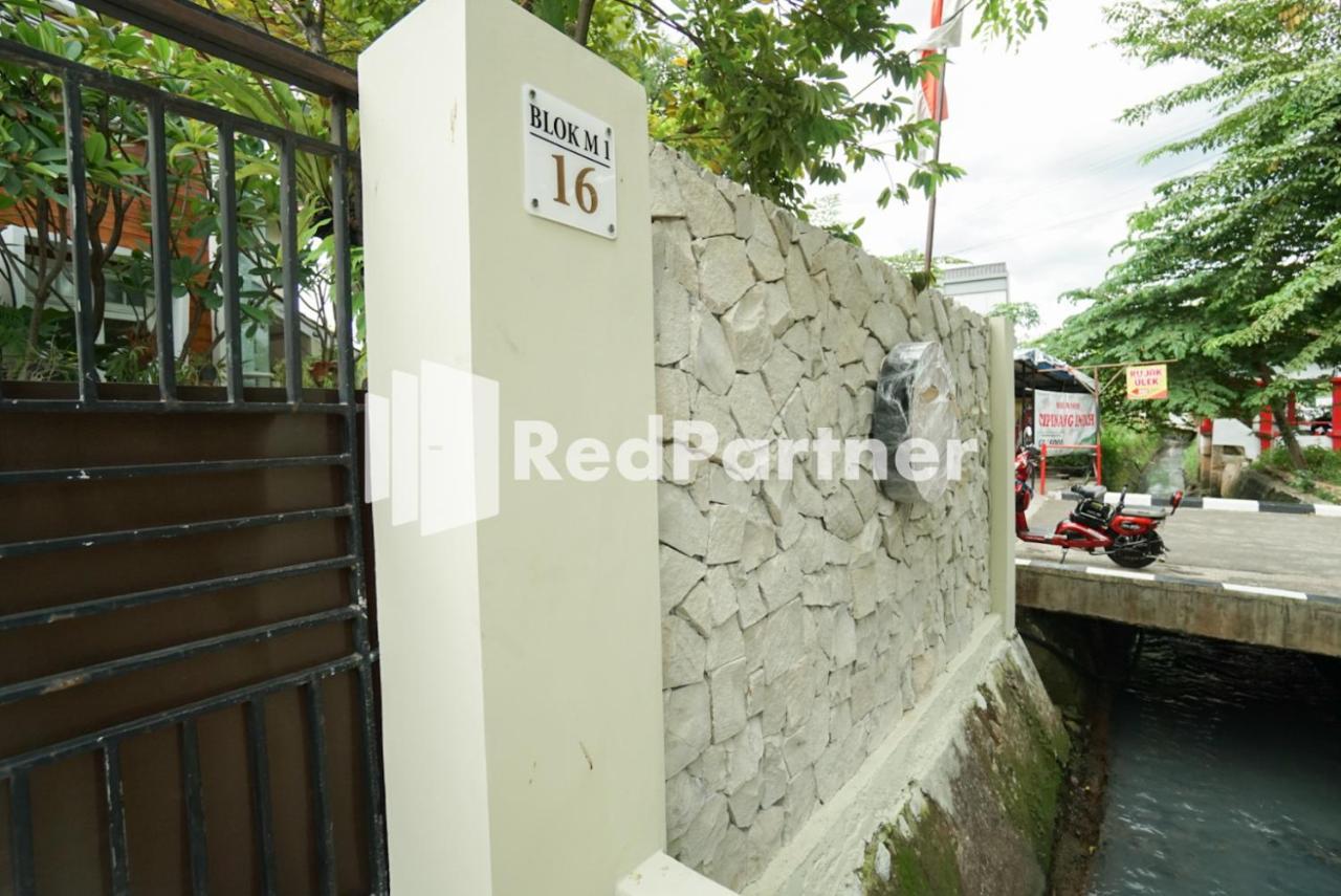 Fazza Syariah Mitra Reddoorz Hotel Jakarta Exterior photo
