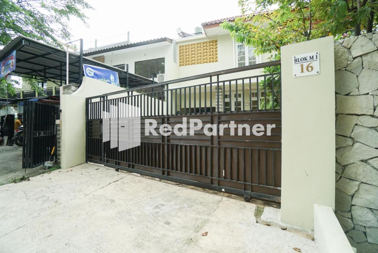 Fazza Syariah Mitra Reddoorz Hotel Jakarta Exterior photo