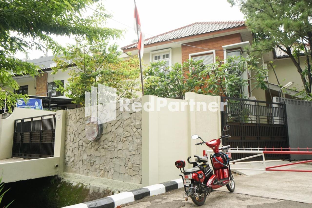 Fazza Syariah Mitra Reddoorz Hotel Jakarta Exterior photo