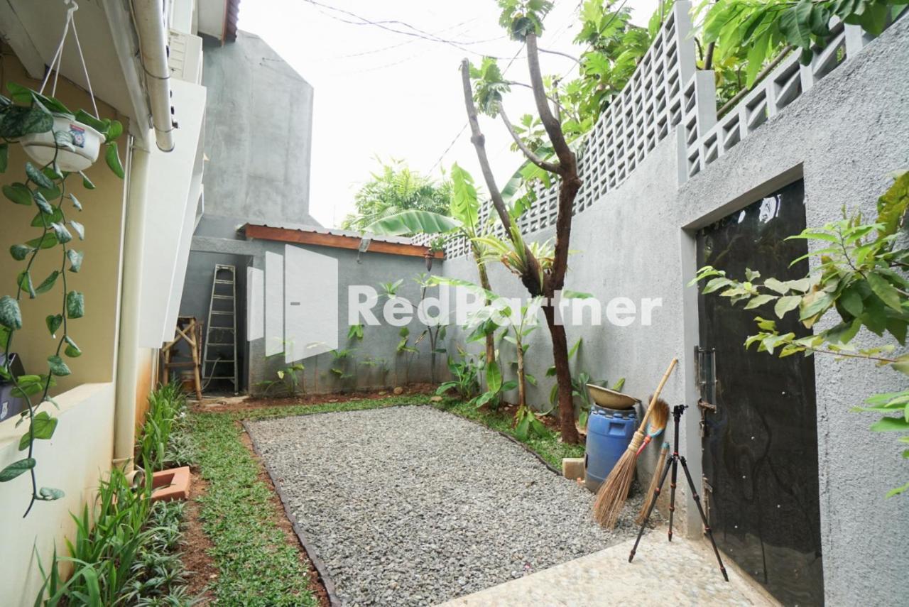 Fazza Syariah Mitra Reddoorz Hotel Jakarta Exterior photo